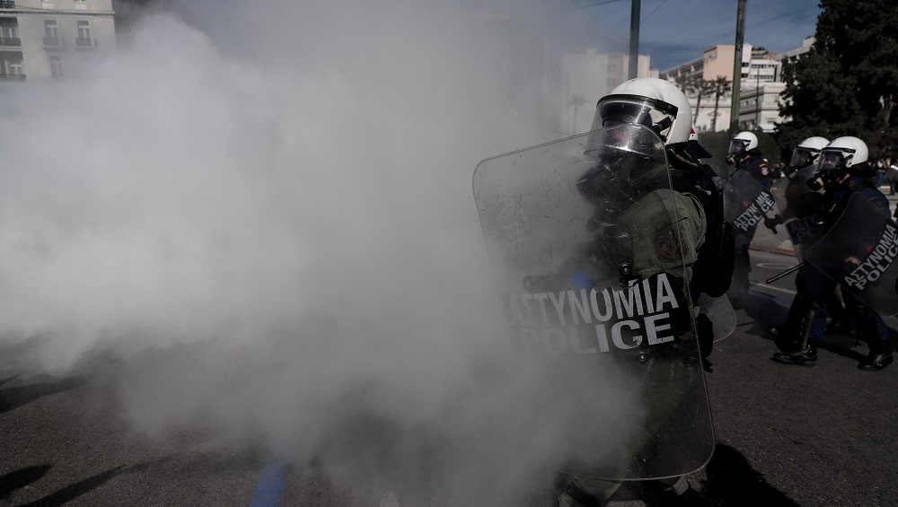 Ένταση και δακρυγόνα στο πανεκπαιδευτικό συλλαλητήριο στο Σύνταγμα