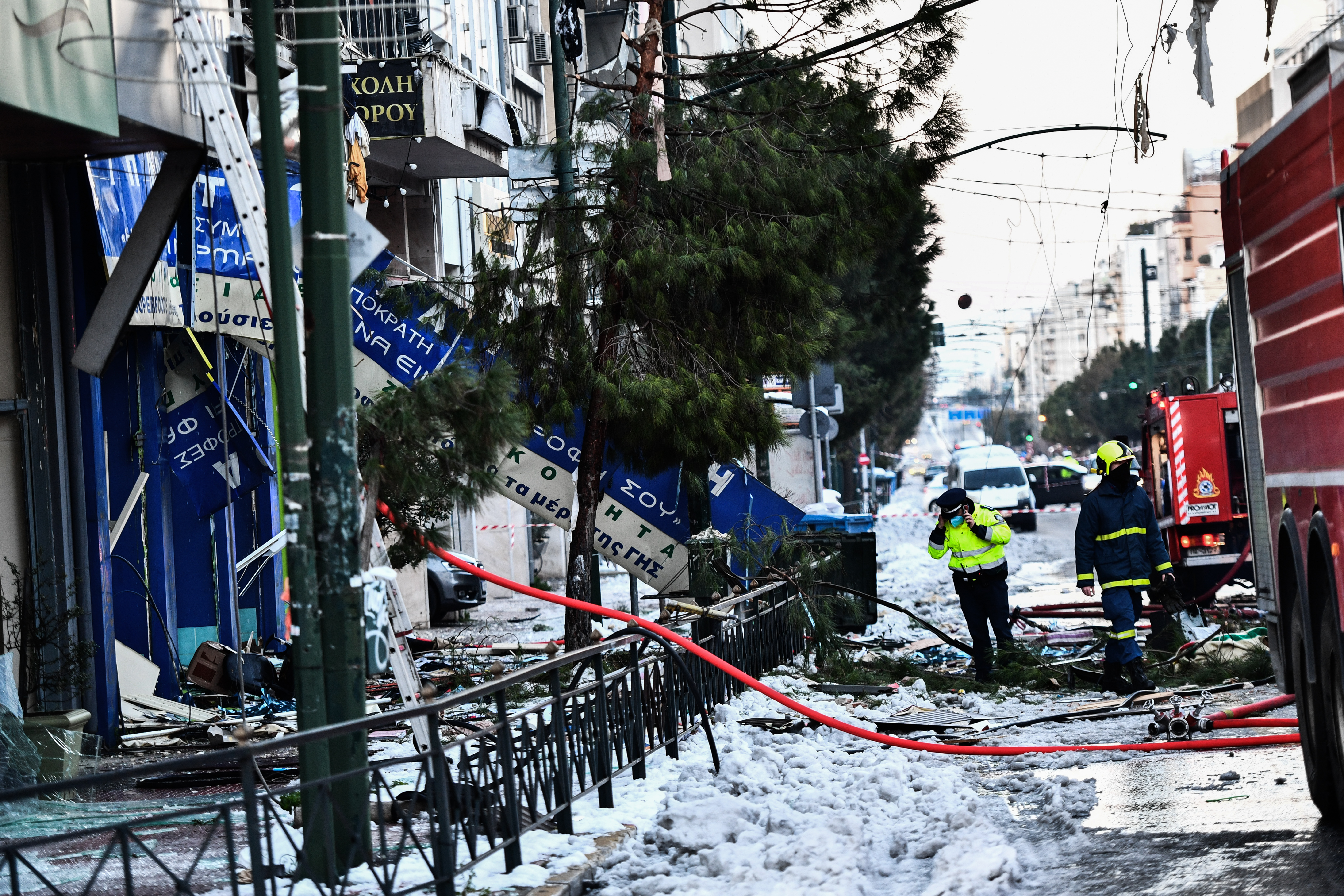 Ισχυρή έκρηξη στη Συγγρού: Ένας σοβαρά τραυματίας και 2 ελαφρά - "Βομβαρδισμένο τοπίο" το σημείο